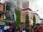 toko-sepatu-kebakaran_20151108_100209.jpg<pf>mobil-pemadam-kebakaran_20151108_125900.jpg<pf>petugas-pemadam-kebakaran_20151108_125705.jpg<pf>gari-polisi-kebakaran-jambi_20151108_110822.jpg<pf>inul-vizta_20151108_114704.jpg<pf>amankan-barang-dari-kebakaran_20151108_125140.jpg<pf>padamkan-api-kebakaran_20151108_125510.jpg<pf>kebakaran_20151108_125229.jpg<pf>kebakaran-blokir-jalanan_20151108_103805.jpg