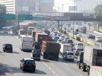 tol-jakarta-cikampek-di-padati-pemudik_20170617_211414.jpg