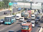 tol-jakarta-cikampek-di-padati-pemudik_20170617_212450.jpg