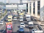 tol-jakarta-cikampek-di-padati-pemudik_20170617_212944.jpg