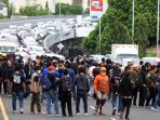 tolak-uu-omnibus-law-ciptakerja-mahasiswa-tutup-flyover-pasupati_20201006_220817.jpg