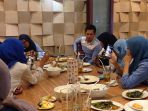 tommy-kurniawan-merayakan-ulang-tahun-kelompok-penggemarnya_20170709_150423.jpg