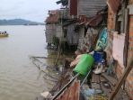 tongkang-tabrak-rumah-warga-di-sungai-mahakam_20181014_124723.jpg