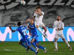 toni-kroos-berebut-bola-dalam-laga-real-madrid-vs-getafe-di-liga-spanyol.jpg