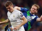 toni-kroos-berebutbolaandre_20160413_190944.jpg