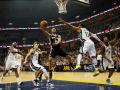tony-parker-mendobrak-pertahanan-lawan.jpg