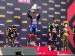 toprak-razgatlioglu-saat-di-podium-wsbk-mandalika-2022-minggu-13112022.jpg