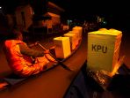 tps-di-lokasi-banjir-petugas-angkut-kotak-suara-pakai-perahu_20190418_210421.jpg