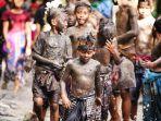 tradisi-mebuug-buugan-yang-dilakuan-oleh-masyarakat-bali.jpg