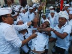tradisi-ngerebong-desa-kesiman-bali_20150803_134926.jpg