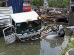 trailer-tabrak-avanza-di-priok.jpg