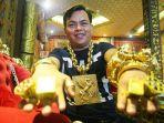 tran-ngoc-phuc-memakai-perhiasan-dengan-total-beratnya-mencapai-13-kilogram.jpg