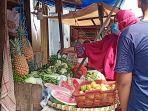 transaksi-jual-beli-di-pasar-kencar.jpg
