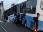 transjakarta-tabrakan-dengan-kereta_20160519_080945.jpg