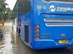 transjakarta-udah-gede-masih-takut-terabas-banjir.jpg