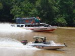 transportasi-motor-air-melintasi-sungai-kapuas_20150820_143734.jpg