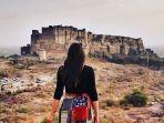 traveler-berkunjung-ke-tempat-wistaa-mehrangarh-fort-di-india.jpg