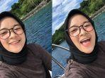 traveling-tetap-kece-saat-musim-hujan-coba-kenakan-hoodie-dress-ala-nissa-sabyan.jpg