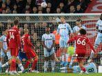 trent-alexander-arnold-kedua-dari-kanan-melakukan-tendangan-bebas.jpg