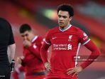 trent-alexander-arnold-menyaksikan-pertandingan.jpg