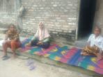 tri-iswanti-kerudung-coklat-duduk-bersama-kakaknya-dan-ibu-mertua-kompascommarkus-yuwono_20180529_143116.jpg