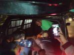 tri-nugraha-dibopong-ke-mobil-untuk-dilarikan-ke-rumah-sakit-sen.jpg