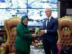 tri-rismaharini-dapat-penghargaan-ef.jpg