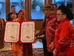 tri-rismaharini-menerima-gelar-bangsawan-dari-keraton-kasunanan-surakarta.jpg