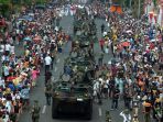 tri-rismaharini-naik-panser-anoa-di-parade-surabaya-juang_20181112_012243.jpg