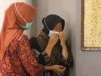 tri-rismaharini-sesaat-setelah-menerima-bantuan-khusus-dari-bin-untuk-penanganan-covid-19.jpg