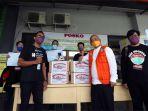 tribunnews-dan-cardinal-serahkan-masker-kain-ke-wali-kota-bekasi_3.jpg