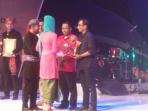 tribunnews-terima-penghargaan-dari-perpustakaan-nasional_20160816_213715.jpg