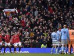 triker-manchester-united-marcus-rashford-kiri-memberi-selamat-kepada-bruno-fernandes.jpg