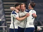 triker-tottenham-hotspur-inggris-harry-kane-tengah-merayakan-bersama-rekan-setimnya.jpg