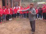 trisno-tengah-saat-memandu-jalannya-outbond-ndeso.jpg