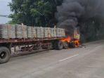 tronton-terbakar123.jpg