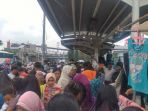 trotoar-dijadikan-tempat-berjualan-para-pedagang-korban_20170122_140740.jpg