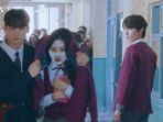true-beauty-episode-2-su-ho-menutupi-wajah-joo-kyung-yang-penuh-kue.jpg