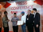 truemoney-dapat-sertifikat-mui_20160328_160546.jpg