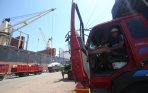 truk-angkutan-pelabuah-tanjung-perak-mogok-massal_20141120_164808.jpg