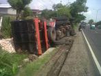 truk-bata-putih-terguling_20150112_102830.jpg