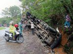 truk-bermuata-batu-bara-terjungkal-di-jalan-lintas-padang-solok-sitinjau-lauik.jpg