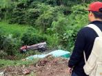 truk-bermuatan-5-ton-semen-masuk-jurang_20160808_141809.jpg