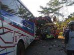 truk-bermuatan-buah-tabrakan-kecelakaan-maut-bus-penumpang-probolinggo.jpg