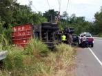 truk-bermuatan-susu-kaleng-terguling_20160722_110039.jpg