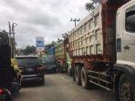 truk-besar-melintasi-jalan-legok-raya.jpg