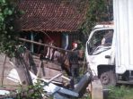 truk-boks-tabrak-warung-kopi_20170608_163050.jpg