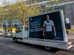 truk-dengan-poster-julian-draxler.jpg