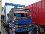 truk-dilempar-batu.jpg