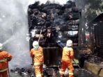 truk-ekspedisi-yang-terbakar_20180422_131836.jpg